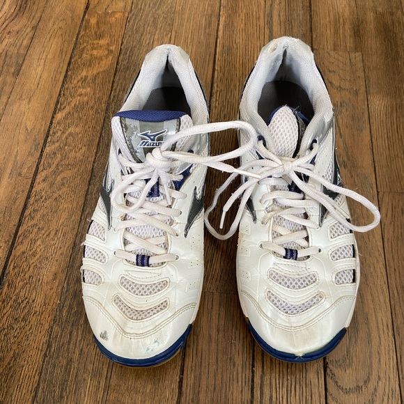 Mizuno Volleyball Shoes woman’s Size 10 - Picture 3 of 8